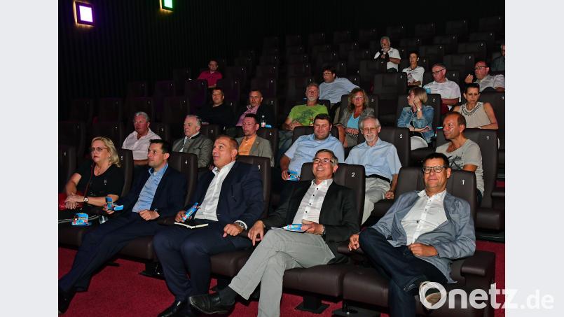 Der Amberger Kinobetreiber Michael Thomas (vorne rechts) fühlt sich in seinem Premium-Saal in Gesellschaft der Weidener  und Amberger CSU-Fraktionen sichtlich wohl. Bild: Hartl Petra Hartl