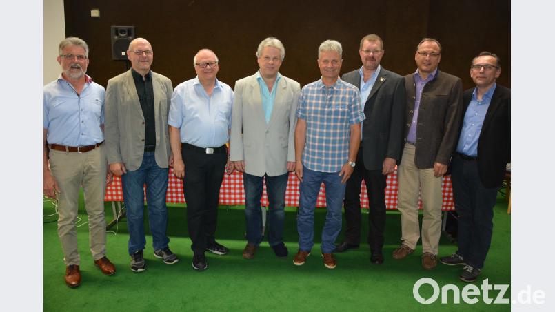 Mit dieser Mannschaft geht der neugegründete Tischtennis-Bezirk Oberpfalz Nord in die kommenden vier Jahre. Von links:      BTTV-Vizepräsident Josef Grabinger, Werner Riedl, Gerhard Eilers, Bezirksvorsitzender Günter Bauer, Wolfgang Rumpel, Dieter Buchner, Hans Fleischmann und der zweite Bürgermeister von Altenstadt/WN, Konrad Adam. Rosner, Josef [JR] (ROSNER.JOSEF@T-ONLINE.DE)