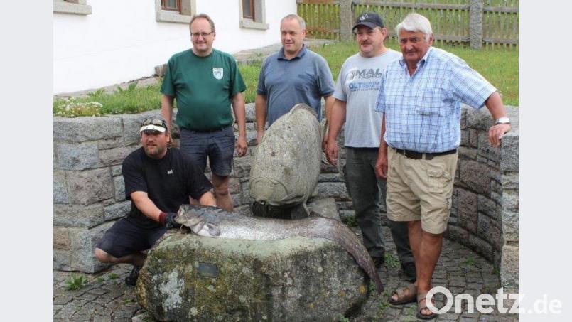 Ralf Geidies mit seinem 27-Kilo-Fisch, Vorsitzender Michael Throner, Johann Karl, Andreas Schmid und Wolfgang Danner (von links). dl