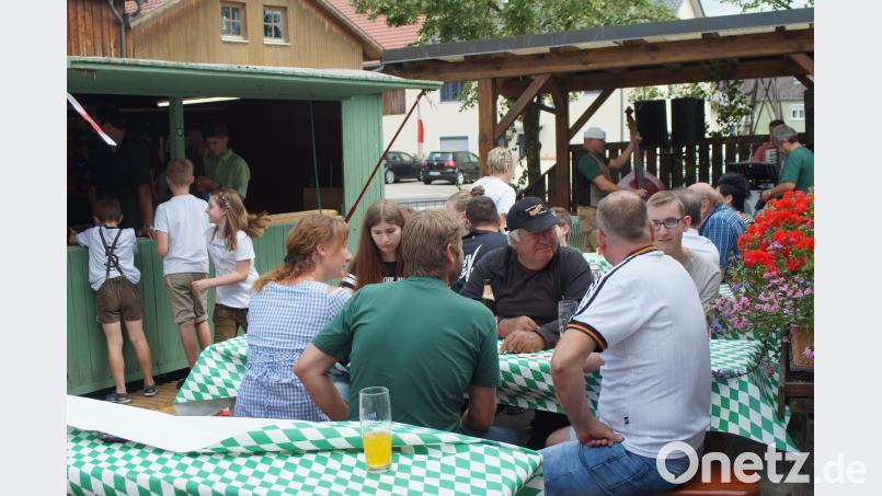 Bei herrlichen Sommerwetter wurde im Biergarten gefeiert, der Schießstand zog automatisch alle Gäste an. Schlosser