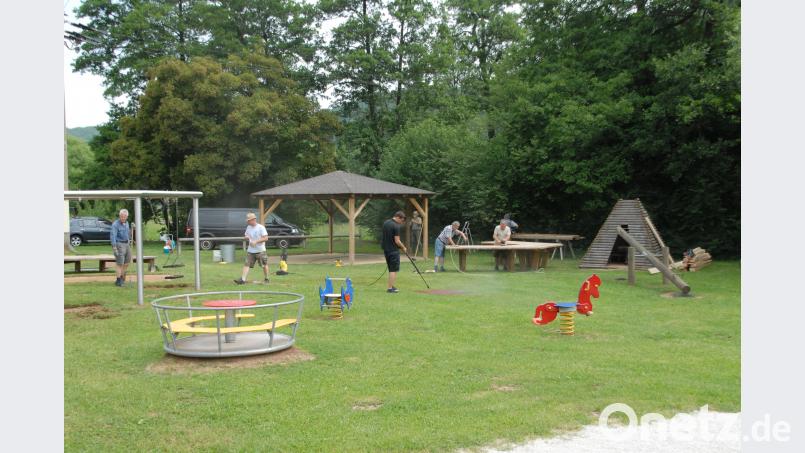 Der letzte große Arbeitseinsatz am Spielplatz in Emhof pop