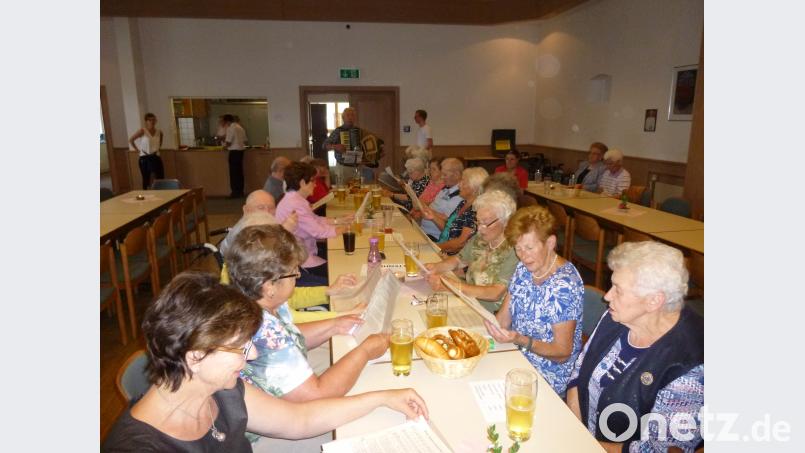 Der Altenheimchor springt für die Kleinen ein. is
