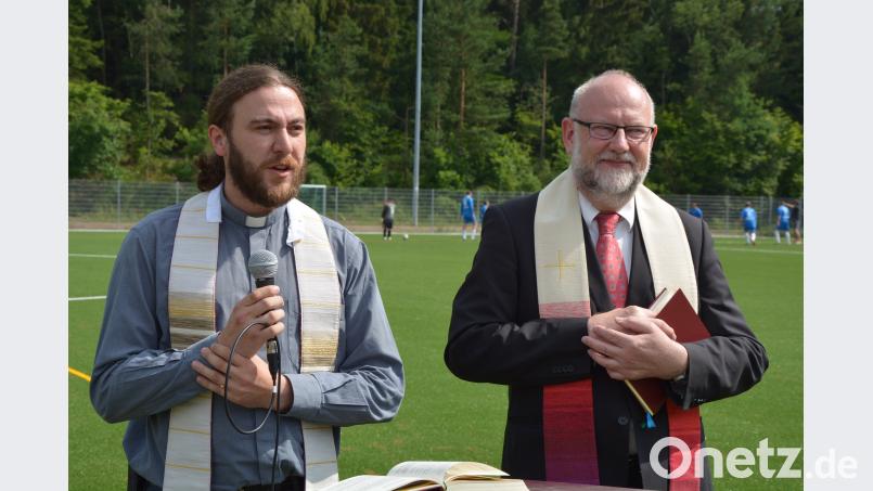 Die kirchliche Segnung nahmen Kaplan Florian Weindler (links) und sein evangelischer Kollege Pfarrer Martin Schlenk vor jr