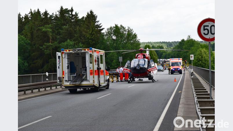 Nach einem Unfall auf der B16 mussten eine junge Frau und ein Kleinkind mit dem Hubschrauber in die Klinik geflogen werden. Jürgen Masching