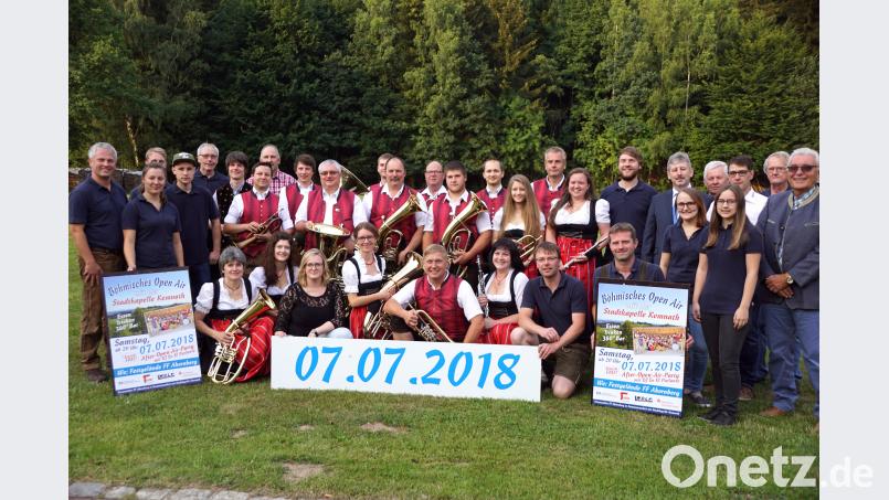 Mit der Stadtkapelle und der Feuerwehr strahlen die Sponsoren ihre Vorfreude auf das Konzert aus. bkr