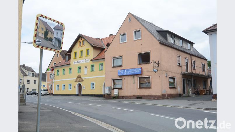 Die beiden ehemaligen Gastwirtschaften am Manteler Marktplatz wollte ein Weidener Unternehmer kaufen und sanieren. Der Markt macht ihm nun einen Strich durch die Rechnung. Das finden nicht alle richtig. Schönberger