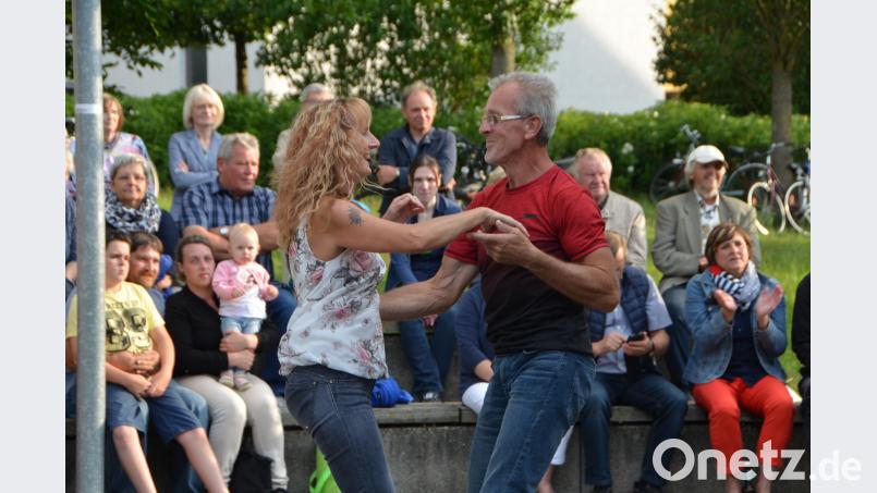 Josef Bäumler und Betty Scheck ließen die Lieder von &quot;Lower Market&quot; nicht unberührt. Fast ohne Unterlass tanzten sie sich durch den Sommerabend. dob