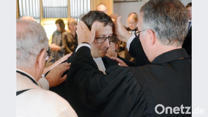Militärbischof Sigurd Rink (rechts) und Militärpfarrer Holm Haschker (Mitte) bei dessen Einsegnung am Montag in Kreuz Christi. Nach drei Jahren gibt es in Weiden wieder einen evangelischen Militärpfarrer. Gabi Schönberger