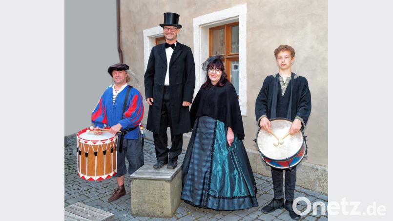 Die Baderin (Pauline Bäumler) stellte bei der historischen Stadtführung Schulinspektor Johann Horn (Martin Mayer) sowie die beiden Trommler Roland Rabenstein (links) und Kai Schmidt (rechts) vor. jzk