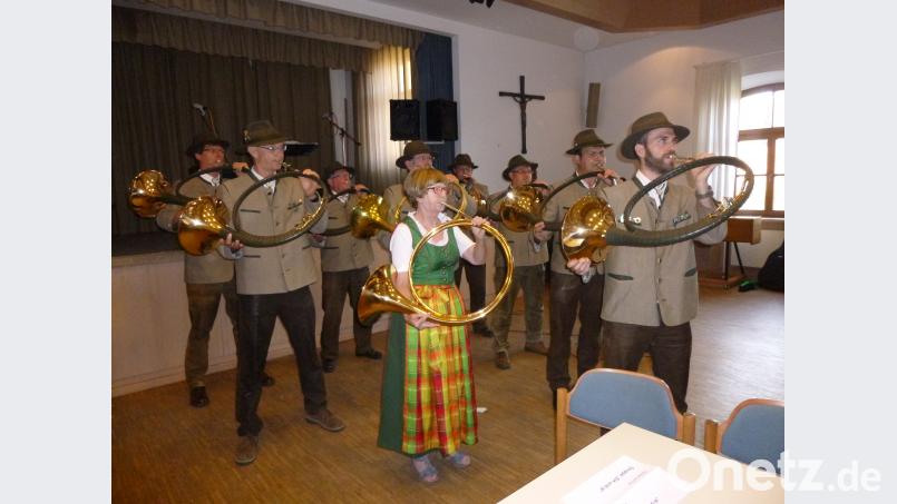Die Jagdhornbläser sorgen lauthals für Stimmung. is