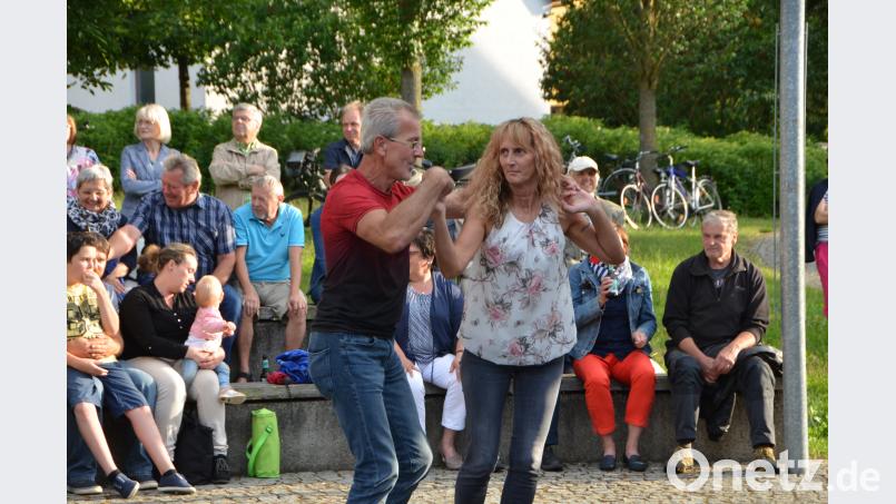Josef Bäumler und Betty Scheck ließen die Lieder von &quot;Lower Market&quot; nicht unberührt. Fast ohne Unterlass tanzten sie sich durch den Sommerabend. dob