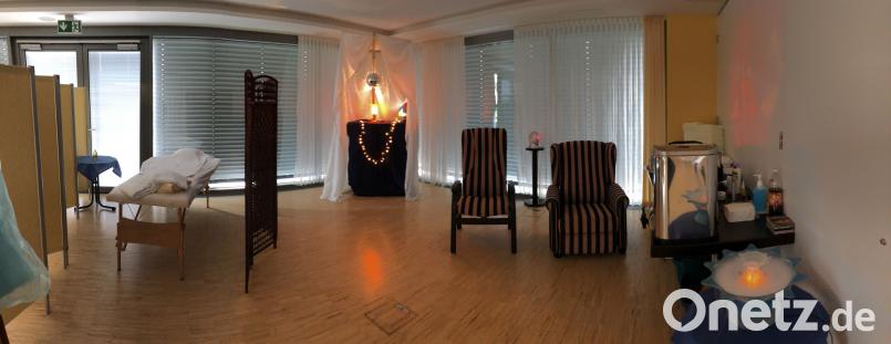 Claudia Wittmann macht es möglich: Aus der Cafeteria wird ein Raum, wie er ansonsten eher nur in Luxus-Hotels zu finden ist. 
 	Bild: Klaus Högl Högl, Klaus