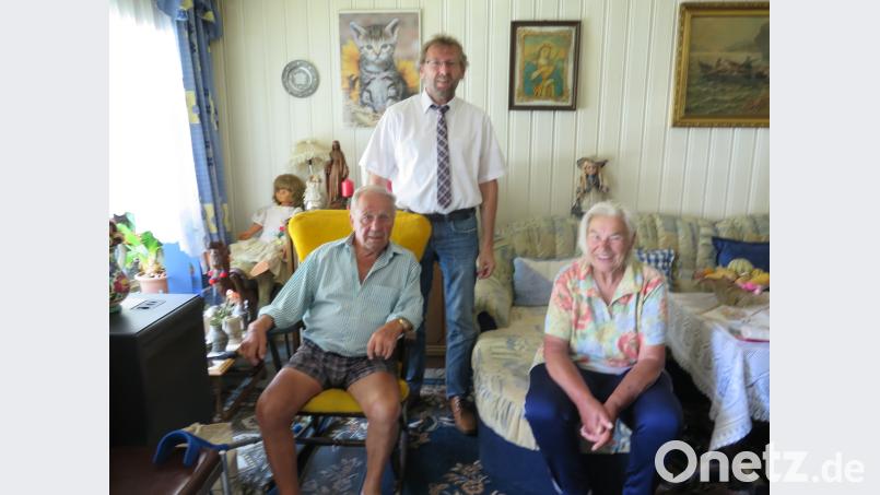 Zweiter Bürgermeister Hermann Schraml gratuliert Alwin Moller (sitzend mit seiner Ehefrau Marianne) zu seinem 80. Geburtstag. jzk