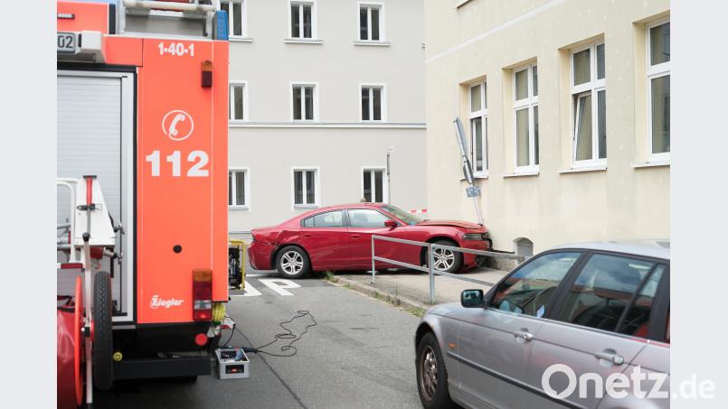 Zwei Personen wurden bei dem Verkehrsunfall in der Asylstraße am Montag leicht verletzt. Der Unfall hatte einen Dominoeffekt ausgelöst, der in einem Gesamtschaden von rund 55.000 Euro endete. Lukas Meister