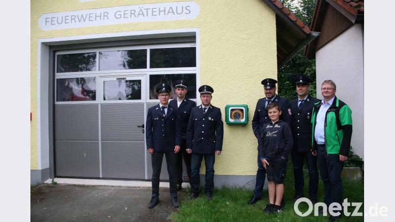 Den Lebensretter findet man am Feuerwehrgerätehaus in der Dorfmitte, informierte die Rodenzenreuther Wehr. Im Bild (von links): Bastian Bauer, Kommandant Florian Wegmann, Andreas Eckstein, Vorsitzender Wolfgang Schultes, Tristan Schultes, Sebastian Söllner und MediTec Inhaber Hermann Krisch. wro