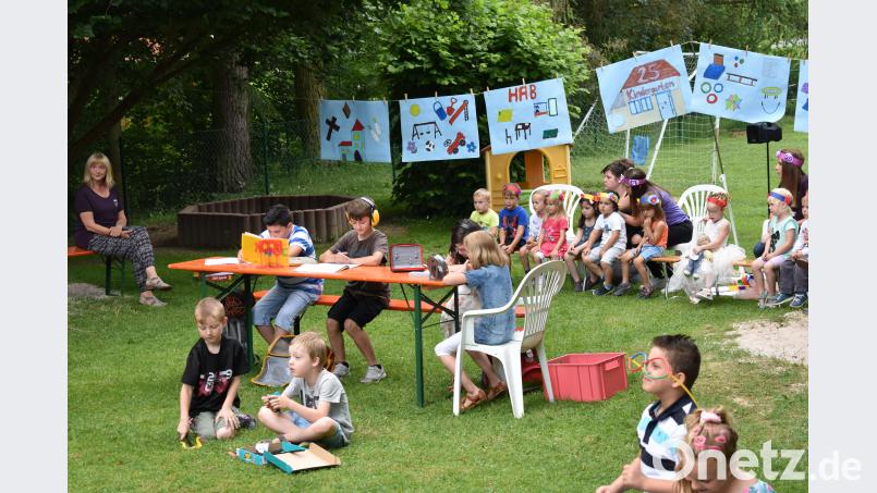 Der evangelische-lutherische Kindergarten feierte am Samstag bei seinem Sommerfest sein 25-jähriges Bestehen. In einer Aufführung stellten die Kinder einen Tag im Kindergarten dar. Seebauer, Lucia