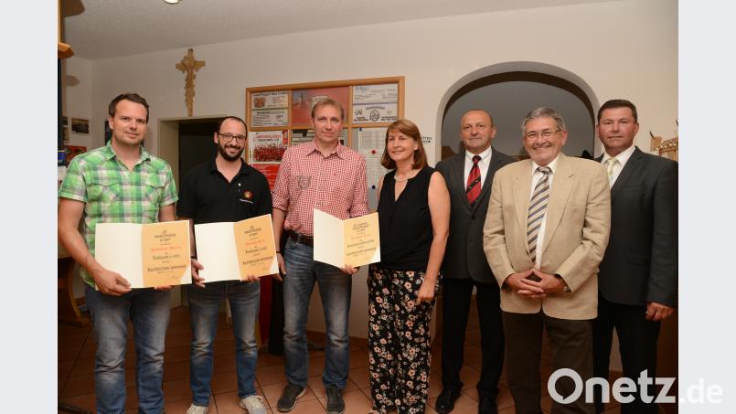 Dominik Held, Sebastian Martin (Inliner) und Bernhard Vater (Volleyball, von links) wurden mit der Verdienstnadel in Silber mit Urkunde geehrt. Bürgermeister Rainer Rewitzer als Laudator (rechts) überreichte mit 2. Vorsitzenden Sepp Hartung, 1. Vorsitzenden Josef Windirsch und stellvertretender BLSV-Kreisvorsitzender Manuela Kreis die Auszeichnung. bey