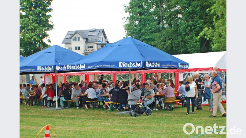Es kommen so viele Besucher, dass noch Tische und Bänke aufgestellt werden müssen. enz
