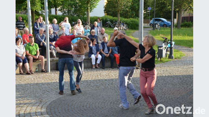 Maria Janker aus Letzau und Bernhard König aus Schwandorf (rechts) sowie Josef Bäumler und Betty Scheck (links) zeigten wie man einen Sommerabend mit viel Bewegung füllen kann. dob