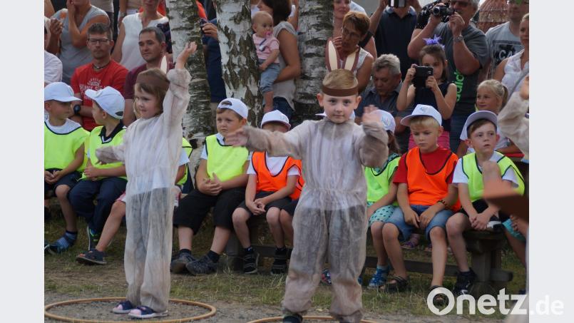 Die Vorführung der Kinder zum Thema &quot;Die Jahresuhr&quot; begeisterte die Zuschauer beim Kindergartenfest. Auch diese beiden Hoppelhasen machten eine gute Figur. agr