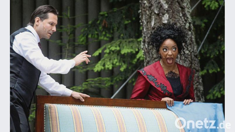 Die Titelrolle der Eliza Doolittle übernimmt Zodwa K. M. Selele, als Professor Higgins ist Markus Pol zu sehen. Holger Stiegler