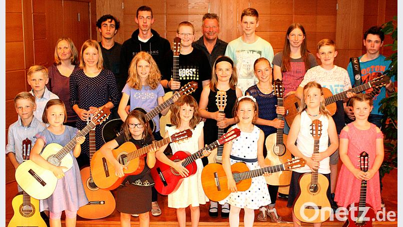 Gitarren erklangen im Auditorium der Franz-Grothe-Schule bei den Vorspielen als Solisten oder auch in Duos. Kreuzer, Reinhard