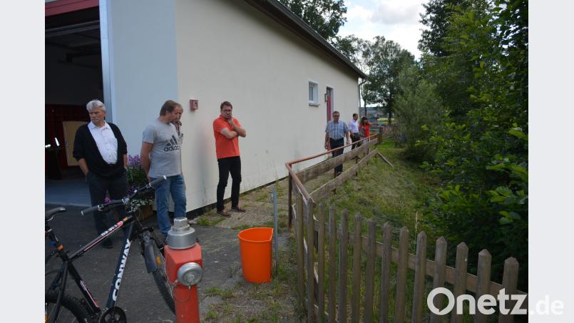 Der Bauausschuss begutachtet den Zugang zum Feuerwehrgerätehaus. ak