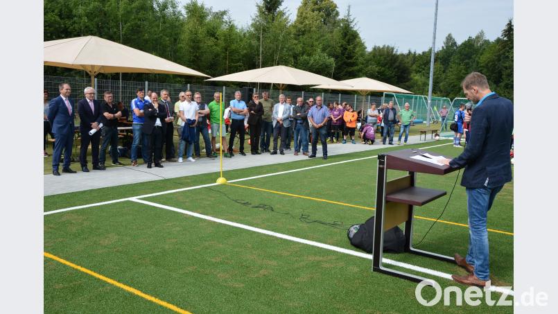 SV-Vorsitzender Stephan Andörfer (rechts) stellte den geladenen Gästen das Projekt mit der Interkommunalen multifunktionalen Sport- und Freizeitanlage vor. Fünf Jahre harte Arbeit wurden am Samstag mit der Einweihung gekrönt jr
