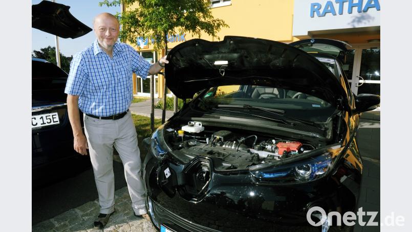 "Den Ladestrom für meine zwei Renault Zoe liefert zu gut 50 Prozent meine PV-Anlage, den Rest tanke ich an öffentlichen Ladesäulen und das heißt für mich auf 100 Kilometer gerade einmal drei bis vier Euro Stromkosten", so der überzeugte E-Mobilist Reinhard Hampel. gf