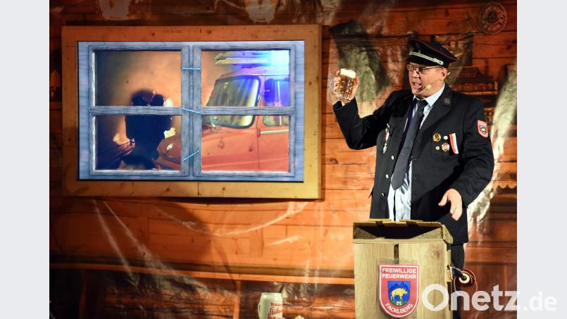 Süffig wird der Jahresbericht des Brandlhuber Muk, des Kommandanten der Freiwilligen Feuerwehr Fackelberg, der unter anderem von 104 feucht-fröhlichen Ausschusssitzungen berichtet. Benedikt Grimm