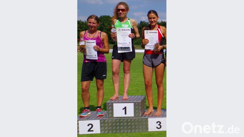 Brigitte Frenzel, Theresa Bücherl und Katrin Rösch durften bei den Damen das Siegertreppchen beim Hauptlauf über zehn Kilometer besteigen. mab