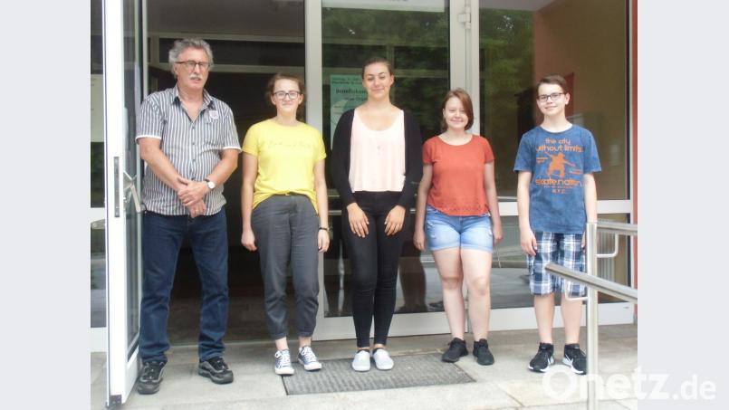 Das Foto zeigt (von rechts) Tobias John, Hannah Specht, Theresa Mayer, Anne Dötsch und Kursleiter Hartmut Gebelein jst