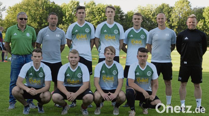 Die Verantwortlichen des SV Mitterteich mit den Neuzugängen: Hinten von links: Vorsitzender Roland Eckert, Ralf Müller (Trainer zweite Mannschaft), Nikolai Nothhaft, Nico Stark, Justin Wagner, Co-Trainer Markus Broschik und Cheftrainer Andreas Lang. Vorne von links: Dominik Krieglsteiner, Johannes Greim, Jakob Zintl und Marcel Preuß. Gebert, Rudolf [GB] (rudolf.gebert@oberpfalzmedien.de)