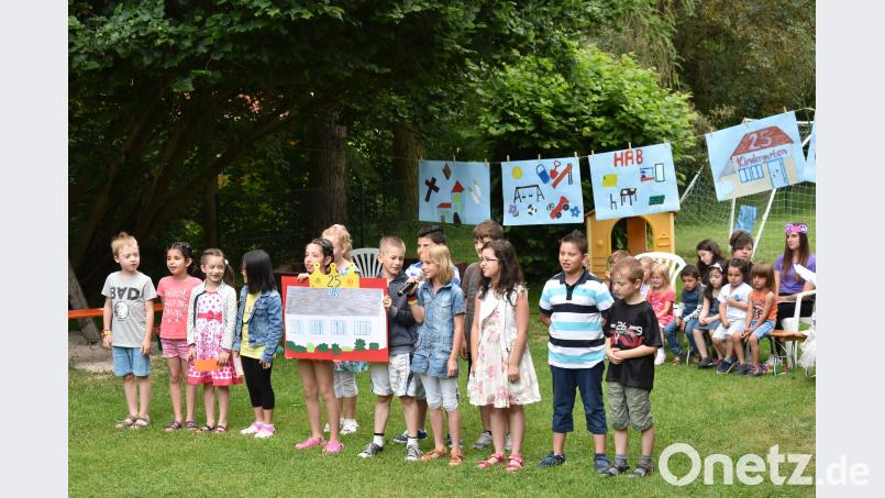Der evangelische-lutherische Kindergarten feierte am Samstag bei seinem Sommerfest sein 25-jähriges Bestehen. In einer Aufführung stellten die Kinder einen Tag im Kindergarten dar. Seebauer, Lucia