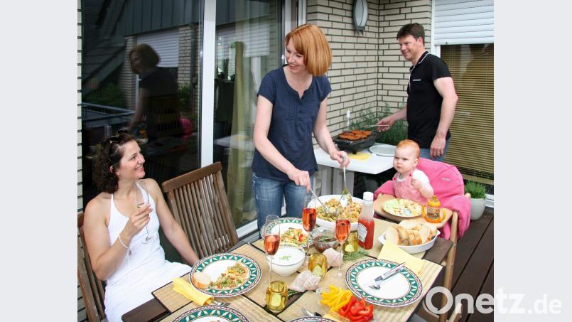 Grill-Fans müssen unbedingt einen Blick in ihren Mietvertrag werfen. Dort könnte das Grillen auf dem Balkon ausdrücklich und grundsätzlich verboten sein. stock.adobe.com/stefanfister