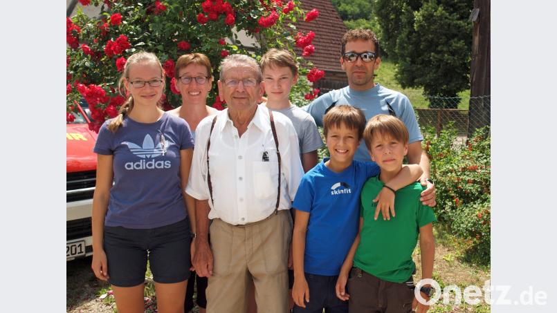 Zum 64. Mal nahm der 89-jährige Konrad Ibler (Dritter von rechts), als ältester Teilnehmer an der Wallfahrt zum rund 30 Kilometer entfernten Habsberg teil. Mit ihm seine Enkelin Sophie Rüth, Tochter Sabine Rüth, die Enkel Jakob Rüth und Andreas Ibler sowie seine Urenkel, die Zwillinge Max und Leo Ibler (von links). sön