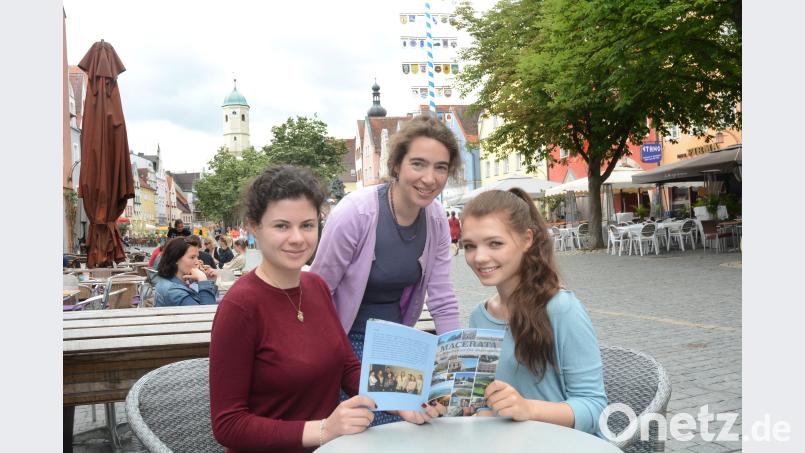 Chiara Romanini (links) und Marina Pastore (rechts) sind waschechte Weidener Mädels mit italienischen Wurzeln. Zusammen mit Lehrerin Ursula Bock und anderen Keplerianern freuen sie sich über das Ergebnis ihrer Recherchen für einen Macerata-Reiseführer. Schönberger, Gabi [gsb] (gabriele.schoenberger@oberpfalzmedien.de)