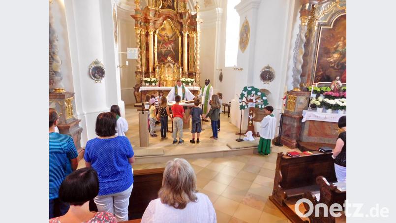 Mit Konzelebrant Augustine Oburota feierte Pfarrer Sven Grillmeier mit den Kindern Familiengottesdienst. hai