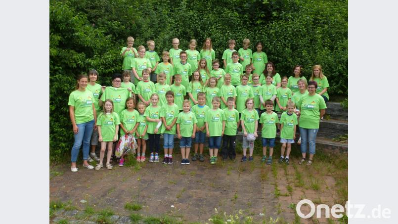 Die Kinder und Lehrkräfte der Dr.-von-Ringseis-Grundschule sind nun mit T-Shirts in einheitlichem Grün ausgestattet. mad