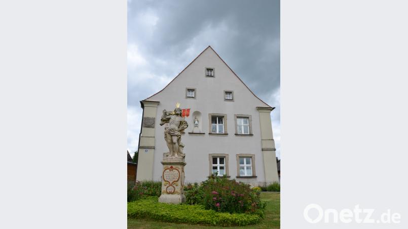 Anstelle des „Alten Schulhauses“ in Schwarzenbach soll ein zentraler Dorfplatz entstehen. Um einen Förderantrag beim ALE stellen zu können, möchte die Stadt schnellstmöglich einen Architekten finden. Lilly Melzer
