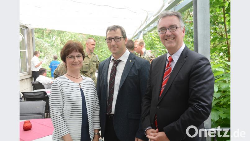 Militärpfarrer Holm Haschker mit seiner Ehefrau und Militärbischof Sigur Rink bei der Feier zu seiner Amtseinführung. Gabi Schönberger