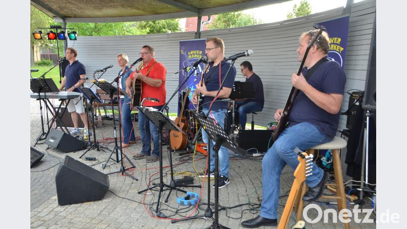 Auch die dritte Serenade mit &quot;Lower Market&quot; war ein großartiger Erfolg.Mehr als 200 Zuhörer kamen nach dem versemmelten Fußballauftakt der deutschen Nationalmannschaft in den Stadtpark und ließen sich von der Band wieder aufheitern. dob
