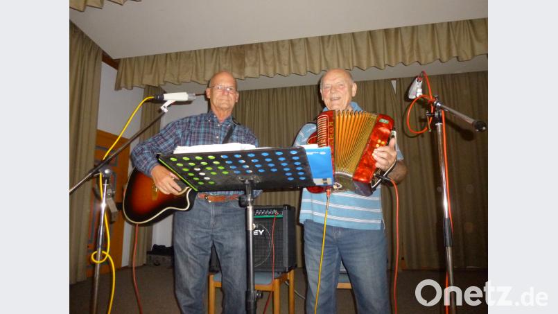 Das Duo  „Eh und Je“ unterhält mit Volksliedern und Oldies. is