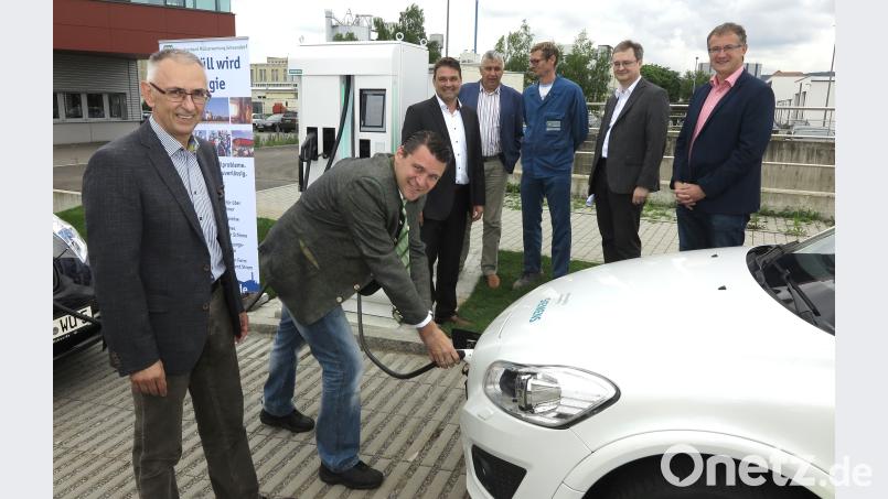 Stecker passt: ZMS-Vorsitzender Thomas Ebeling nahm die neue Stromtankstelle auf dem Gelände des Müllkraftwerkes in Betrieb. Hirsch