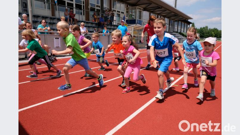 Ehrgeizig wie die großen Vorbilder starten die Bambini über die Distanz von 400 Meter. Fünf Strecken waren beim sechsten Sonnwendlauf im Angebot. mab