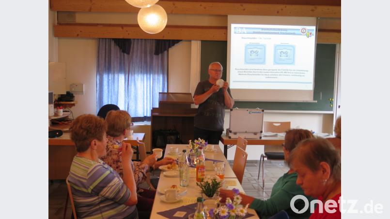 Kreisbrandinspektor Otto Braunreuther erklärt, wie ein Rauchmelder funktioniert. jzk