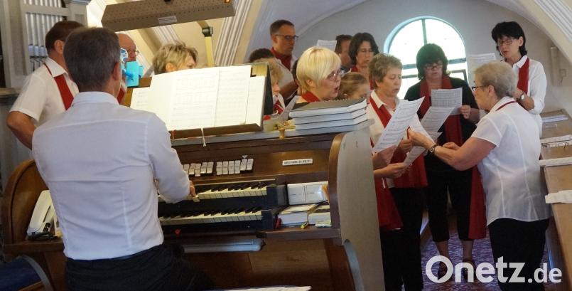 Der Kirchenchor sang unter Leitung von Edeltraud Uschold und begleitet vom Organisten Franz Baier harmonische Lieder. weu