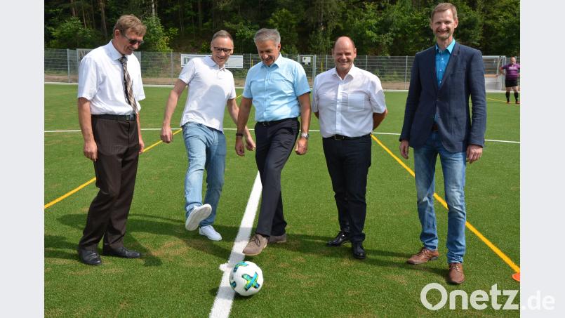 Führten den offiziellen Anstoß zur Eröffnung des neuen Kunstrasenplatzes aus. Mit dabei waren (von links) Leader-Koordinator Hans-Michael Pilz, die Bürgermeister Bernd Sommer und Roland Grillmeier, sowie Jürgen Faltenbacher und Stephan Andörfer jr