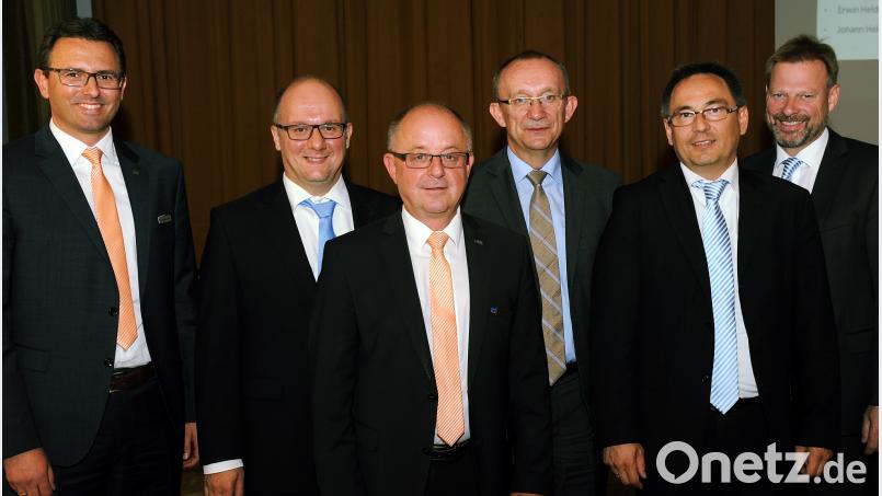 Der Aufsichtsratsvorsitzende der Raiffeisenbank Hirschau wird im Amt bestätigt (von links): Michael Hirmer, Dieter Kohl, Norbert Waldhauser, Martin Nagler, Liborius Gräßmann und Alwin Märkl. gf