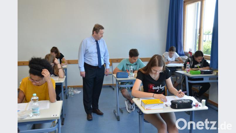 Realschuldirektor Andreas Meier schaut den Prüflingen bei ihrer Arbeit über die Köpfe. Jetzt heißt es erst einmal schwitzen, bevor die Realschulbücher beiseite gelegt werden dürfen. dob